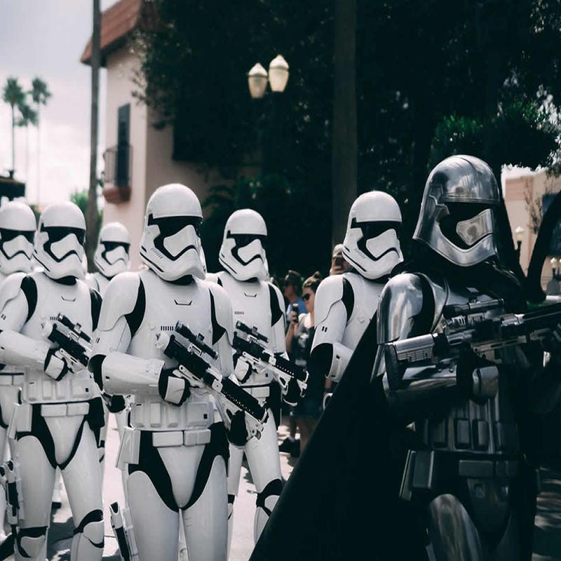 Comando de Stormtroopers marchando detrás de la Capitana Phasma