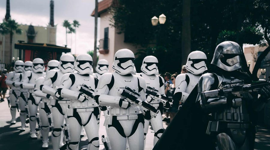 Comando de Stormtroopers marchando detrás de la Capitana Phasma