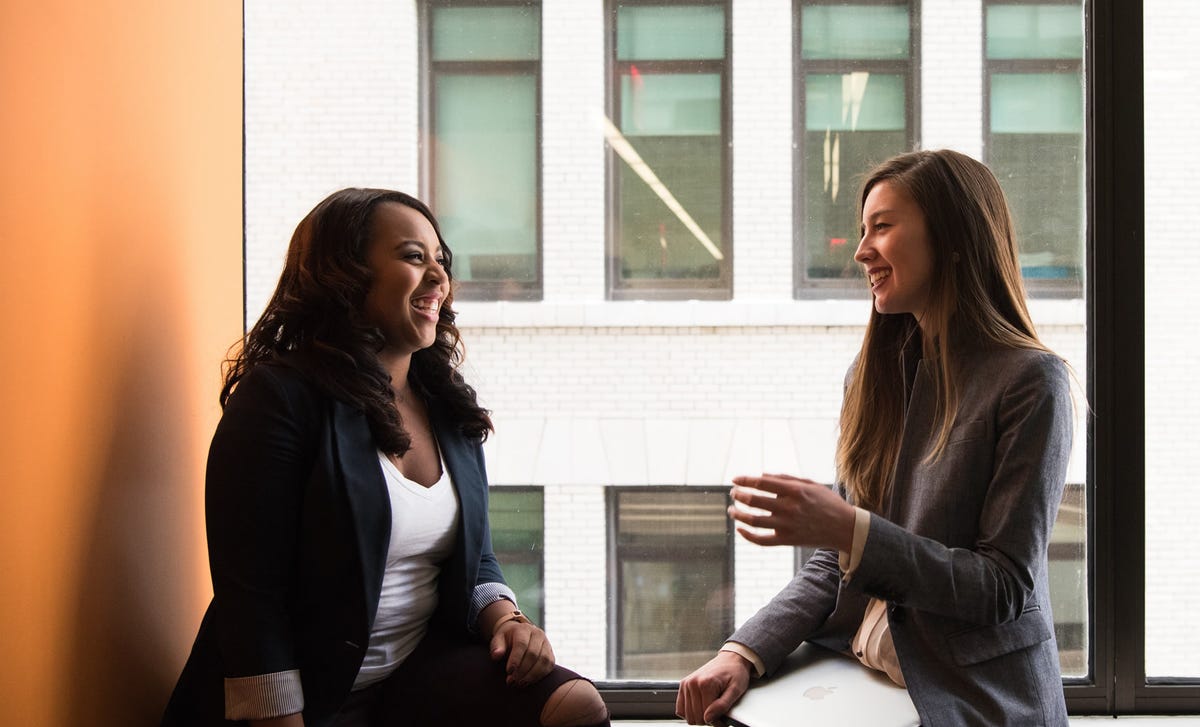 Personas hablando de servicios de traducción e interpretación