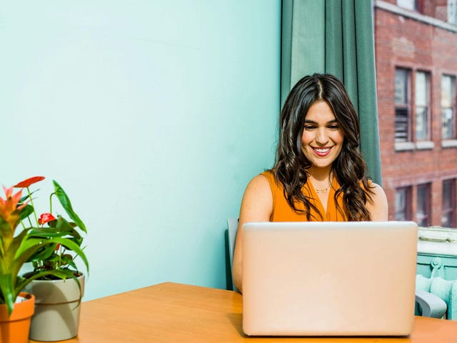 Mujer estudiando inglés con el curso autodidacta de On Demand Plus.