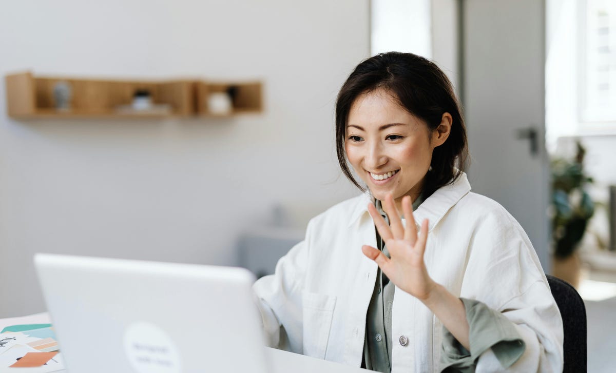 Mujer buscando escuelas en línea para aprender un nuevo idioma.