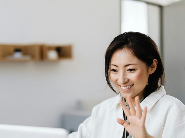 Mujer buscando escuelas en línea para aprender un nuevo idioma.