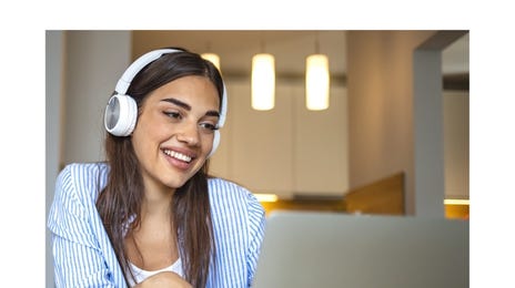 Una mujer estudiando inglés online