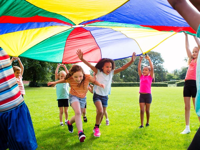 Niños en el campamento de verano para niños en inglés