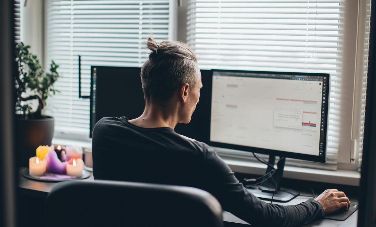 Hombre estudiando para lograr sus objetivos de aprendizaje.