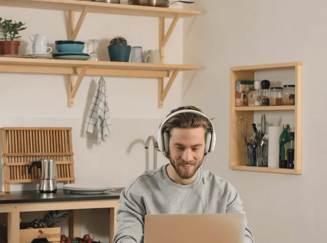 Estudiante realizando prueba de nivel o certificación de inglés desde casa con la plataforma virtual de Berlitz México