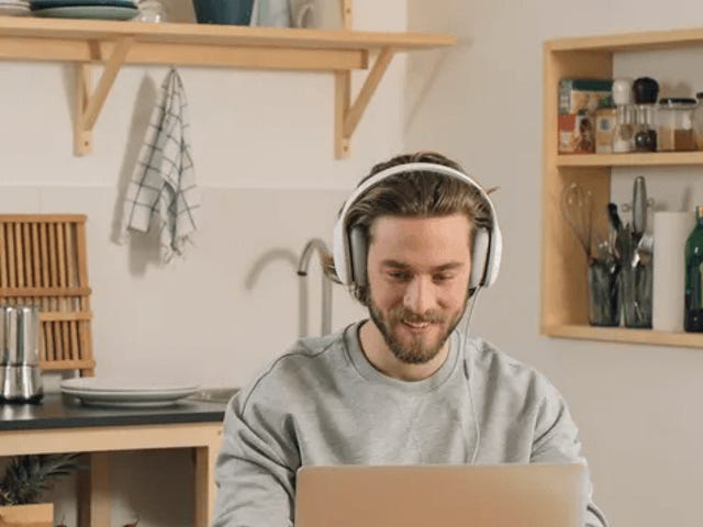 Estudiante realizando prueba de nivel o certificación de inglés desde casa con la plataforma virtual de Berlitz México