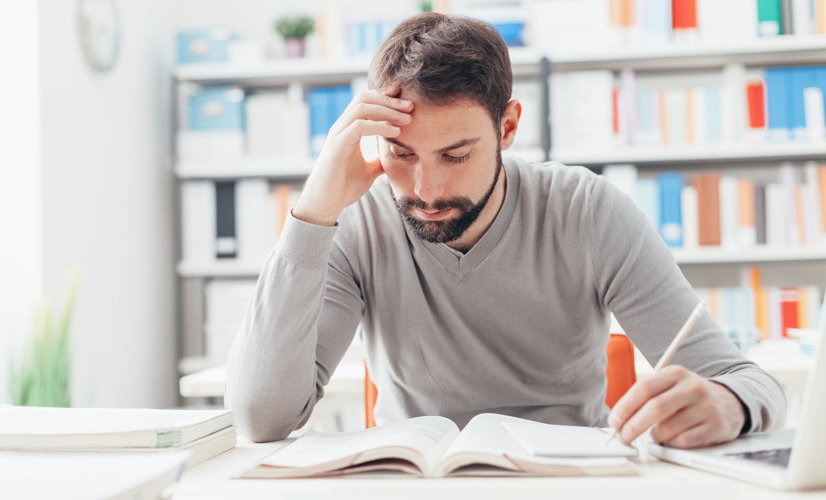 Hombre en cursos de italiano en línea