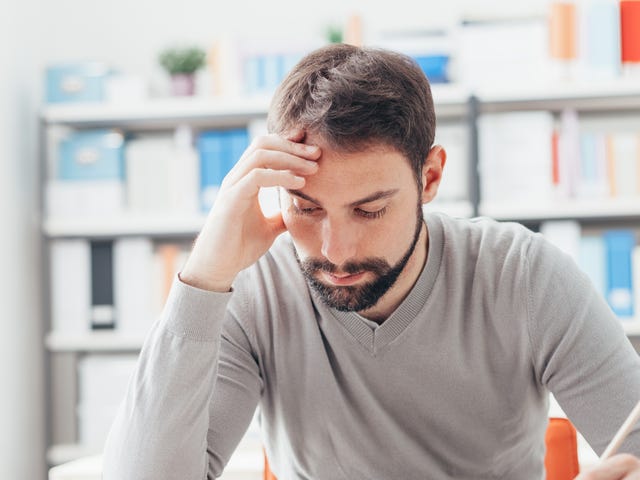 Hombre en cursos de italiano en línea