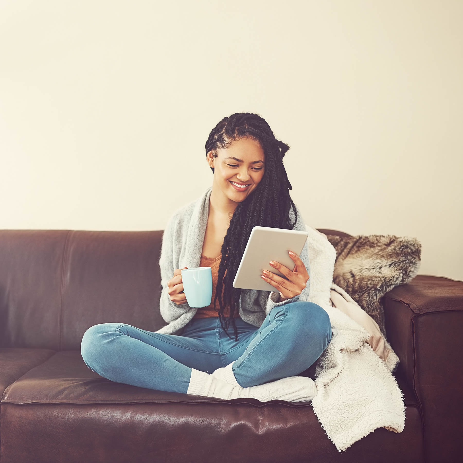 Mujer estudiando gramática en inglés