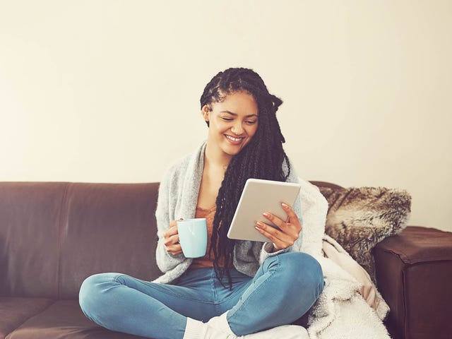Mujer estudiando gramática en inglés