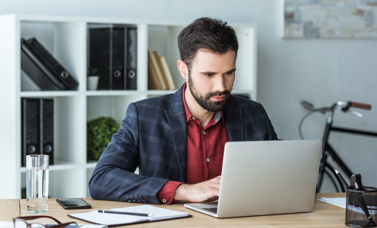 Un hombre estudiando el idioma griego online