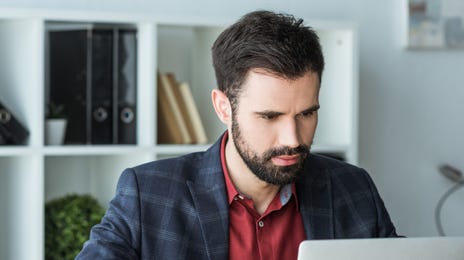 Un hombre estudiando el idioma griego online