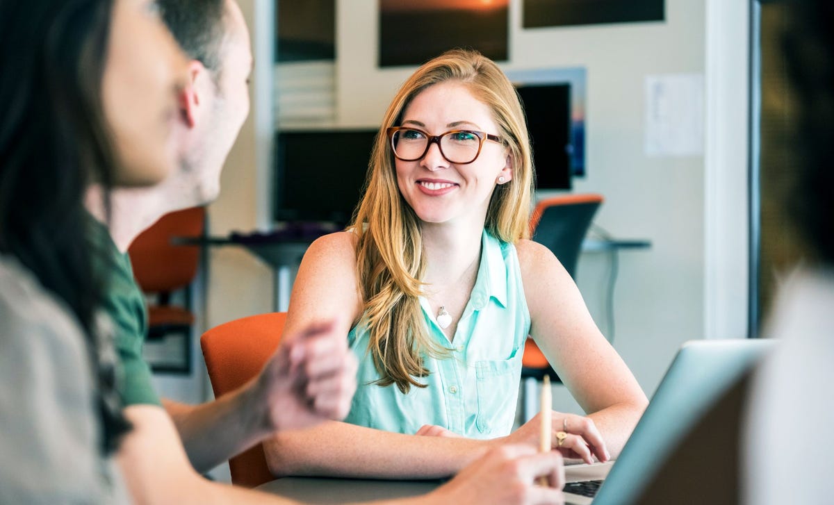 Mujer aprendiendo el idioma letón online