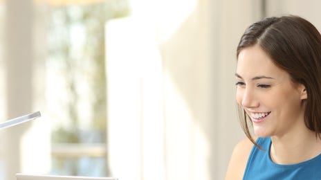 Mujer tomando cursos de idiomas en línea