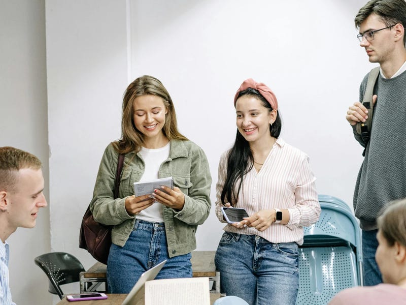 Grupo de personas practicando adjetivos posesivos en inglés