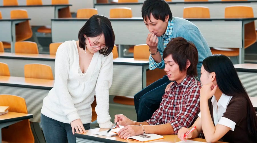 Estudiantes en México practicando ejercicios de spelling en inglés durante clase grupal con Berlitz