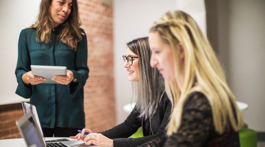 Mujer realizando comunicación efectiva en otro idioma