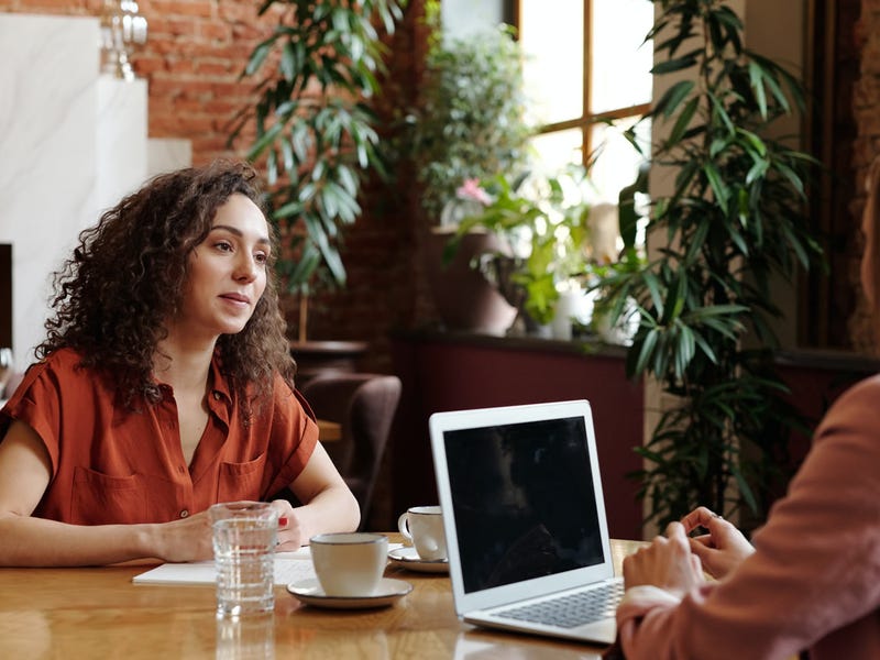 Mujer en una entrevista en inglés