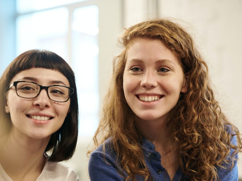 Personas aprendiendo un idioma de manera fácil en Belritz