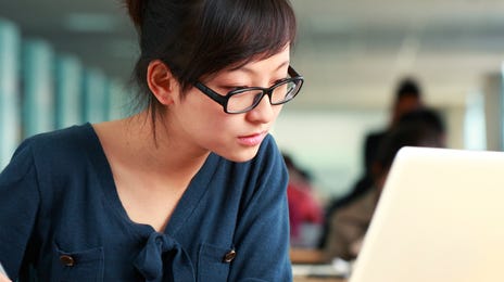 Mujer leyendo: Aprende sueco online