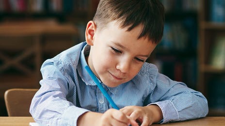 Niño practicando italiano para niños y adolescentes