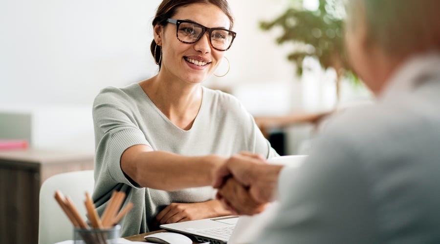 Mujer enseñando 23 formas de decir hola en francés