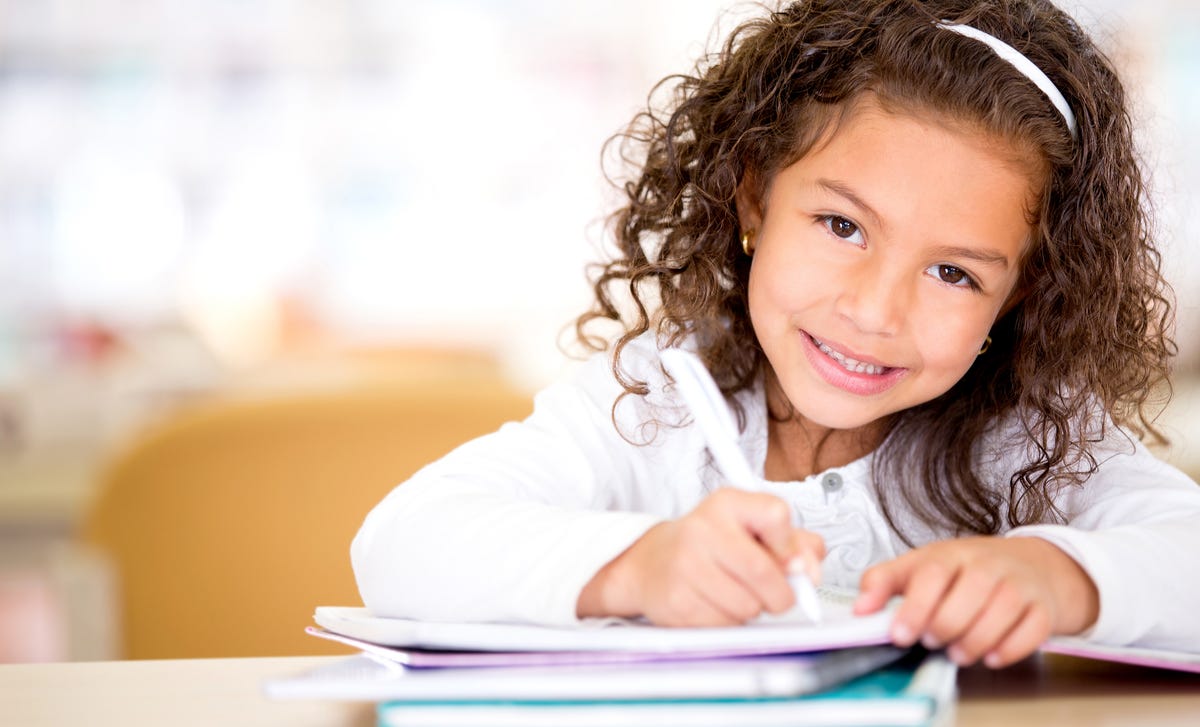 Niña practicando inglés básico para niños de preescolar