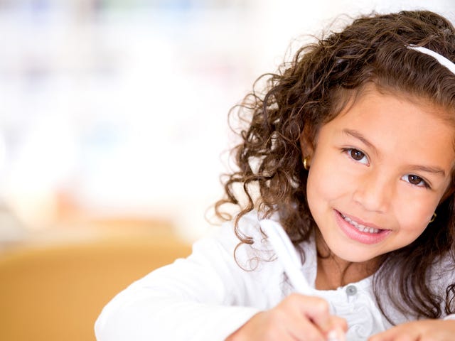 Niña practicando inglés básico para niños de preescolar
