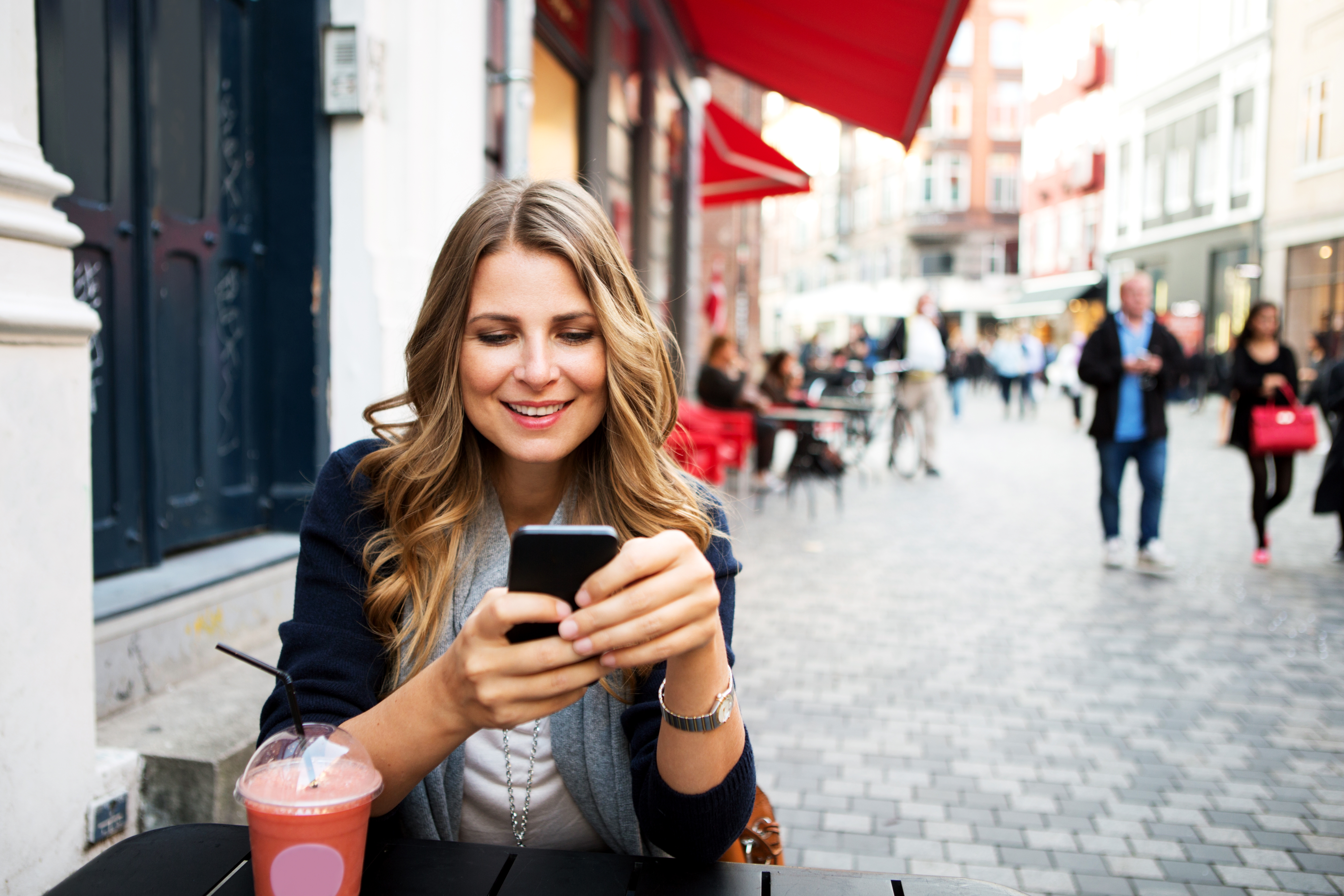 Mujer leyendo en su iPhone