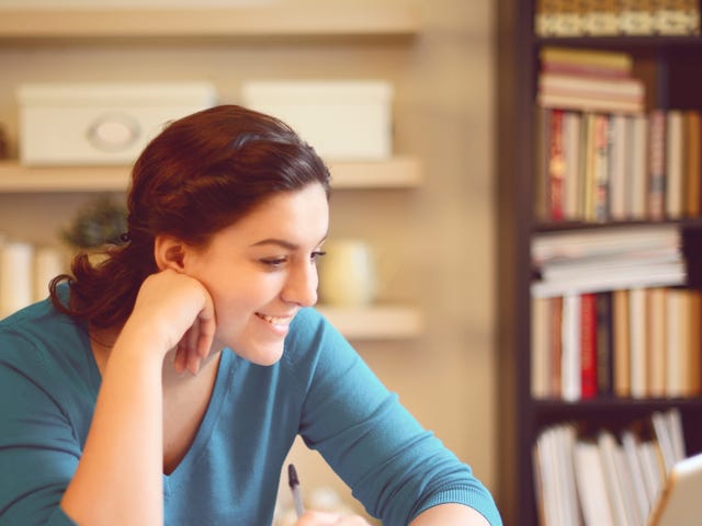 Mujer en clases particulares online de idiomas en vivo