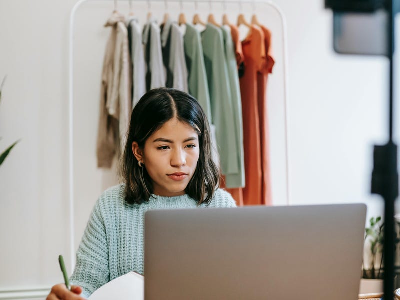 Estudiante practicando inglés a través de una plataforma virtual.