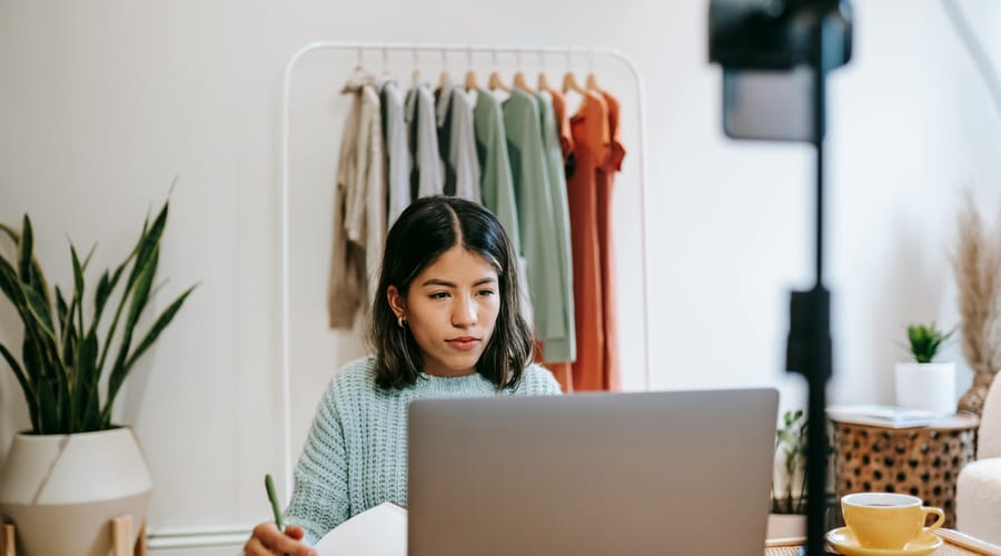 Estudiante practicando inglés a través de una plataforma virtual.