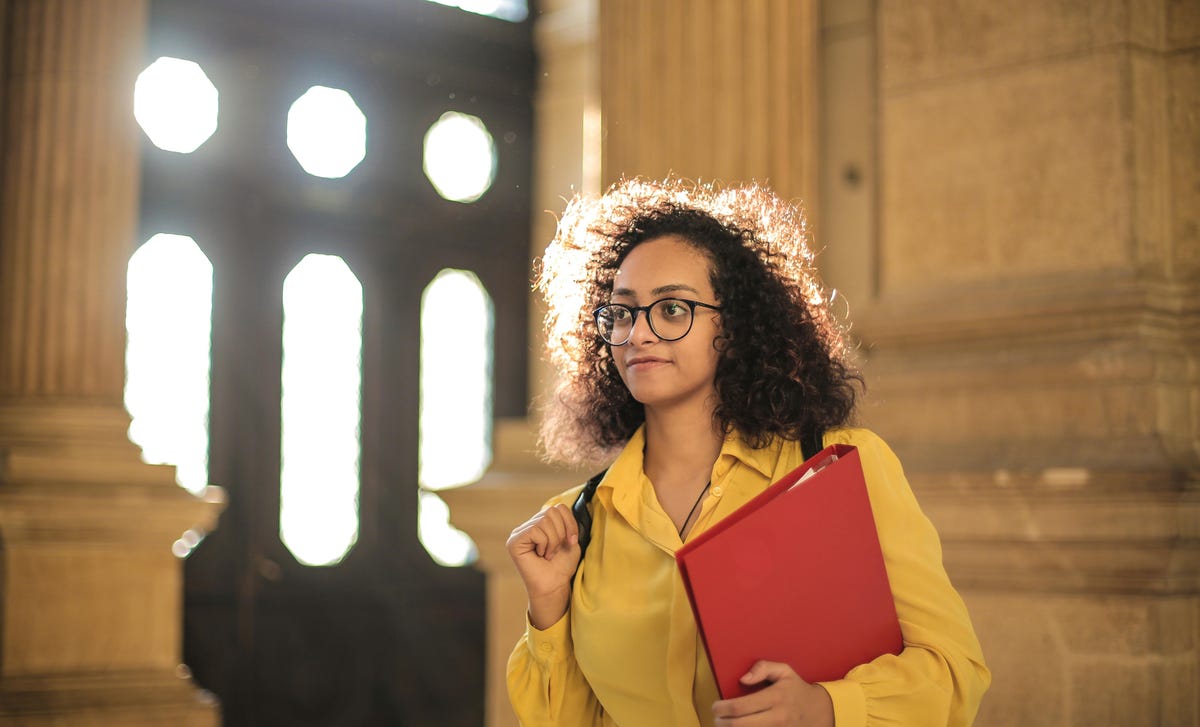 Estudiante de idiomas que conoce los beneficios de las clases presenciales.