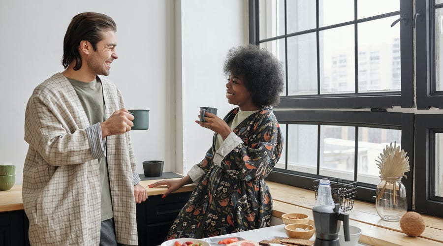 Mujer aprendiendo a decir buenos días en alemán