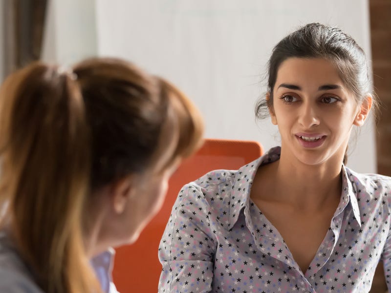 Mujer aprendiendo los verbos en inglés más usados