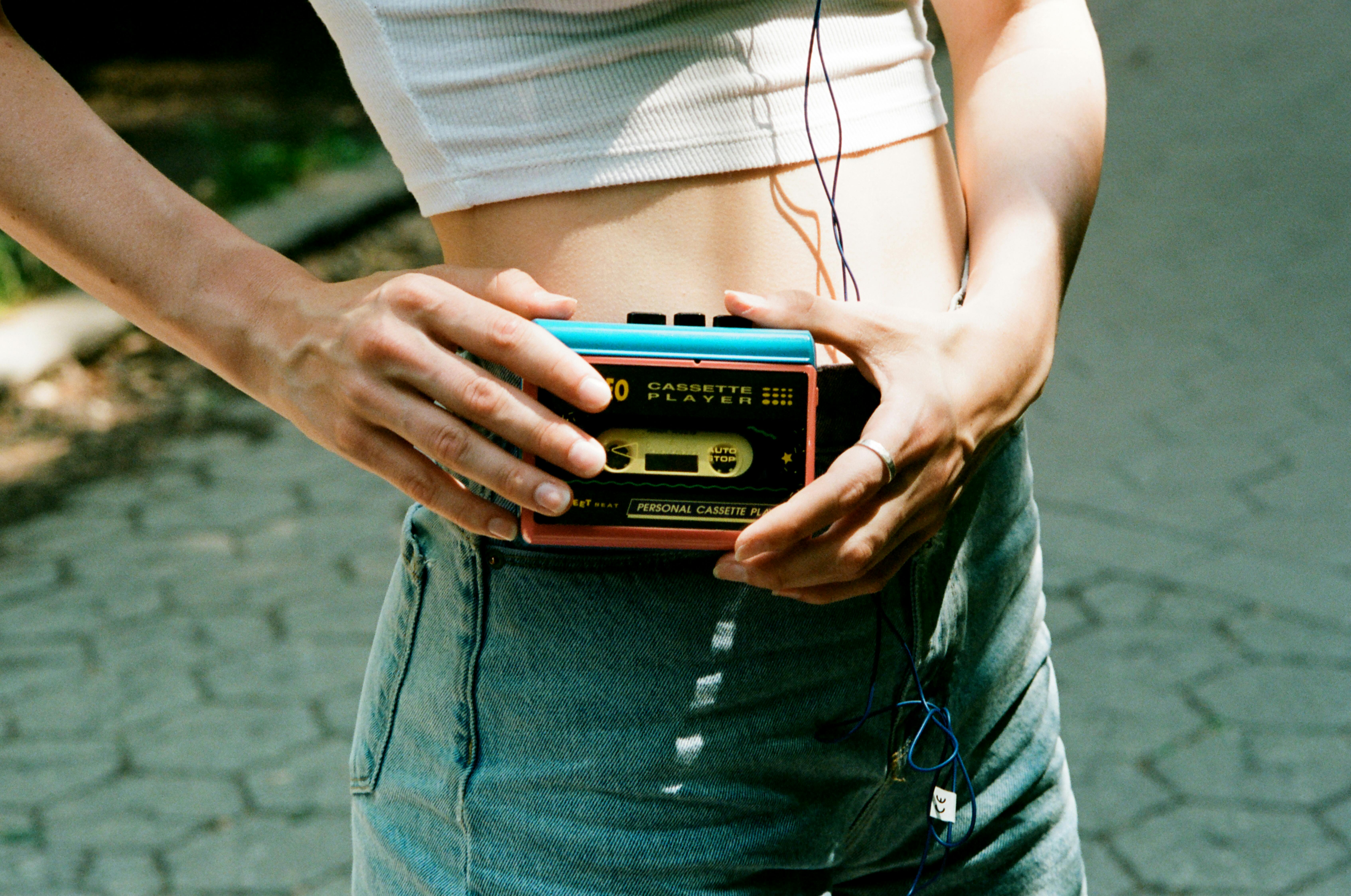 Mujer_escuchando_sus_lecciones_sobre_used_to_en_su_Walkman.jpg