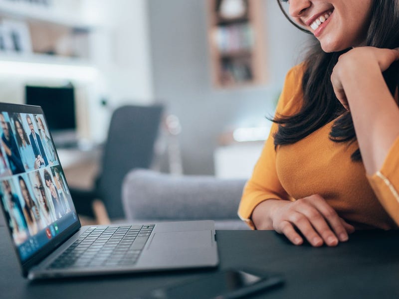 Mujer estudiando el idioma urdo online