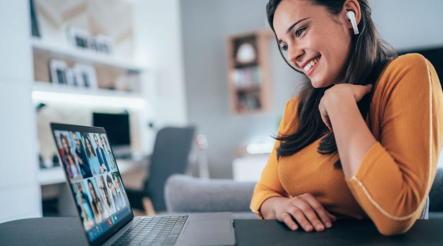 Mujer estudiando el idioma urdo online