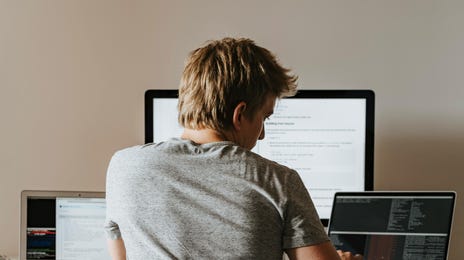 Chico estudiando inglés con su plataforma de On Demand Plus.