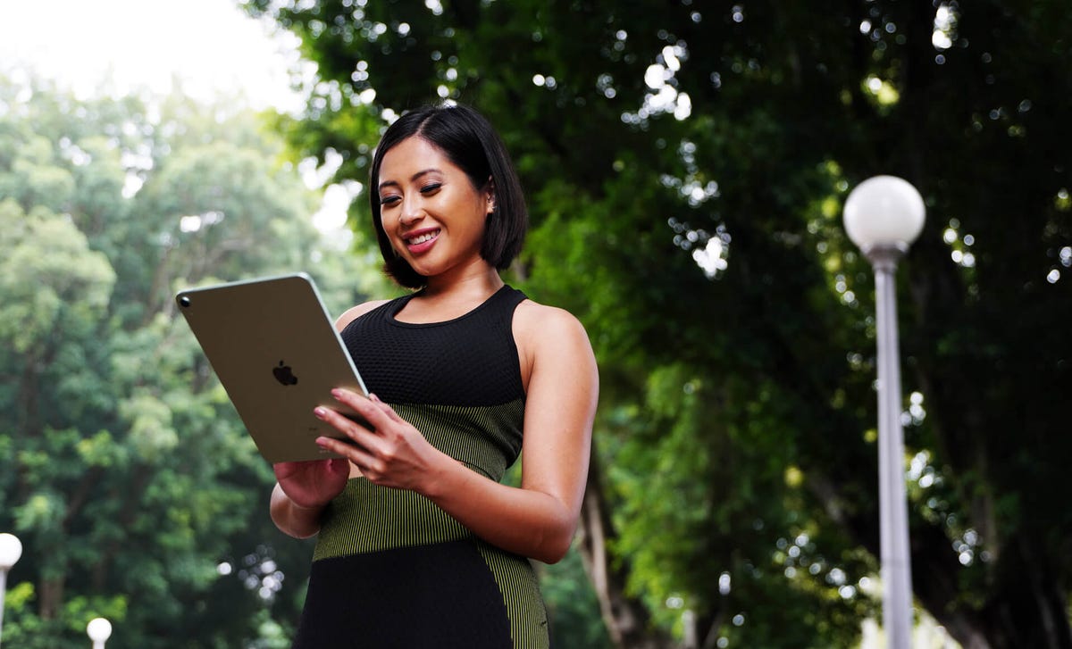 Mujer estudiando inglés online desde su iPad con la plataforma de autoaprendizaje de Berlitz México