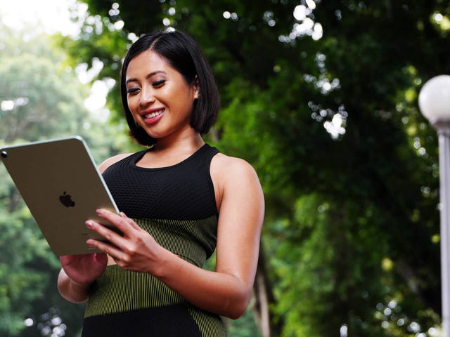 Mujer estudiando inglés online desde su iPad con la plataforma de autoaprendizaje de Berlitz México