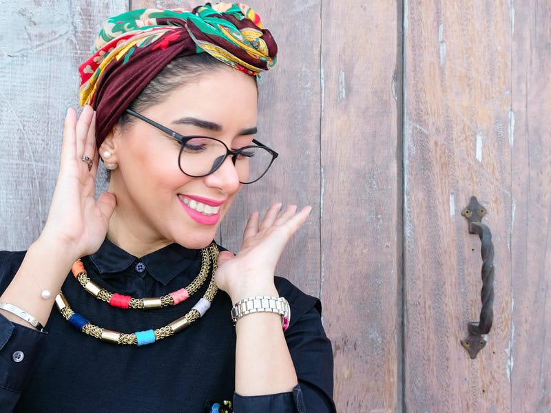 Mujer practicando los colores en francés