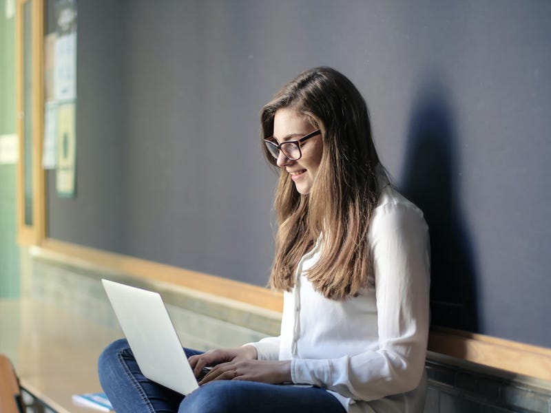 Mujer estudiando las preguntas en francés