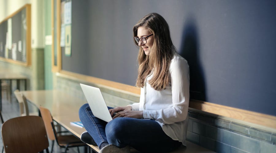 Mujer estudiando las preguntas en francés