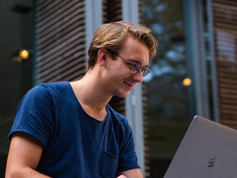 Hombre estudiando antónimos en inglés