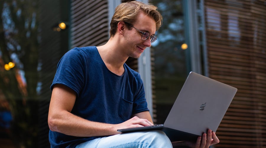 Hombre estudiando antónimos en inglés