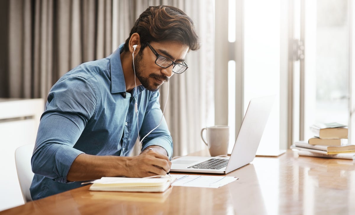 Hombre en clases de ruso online