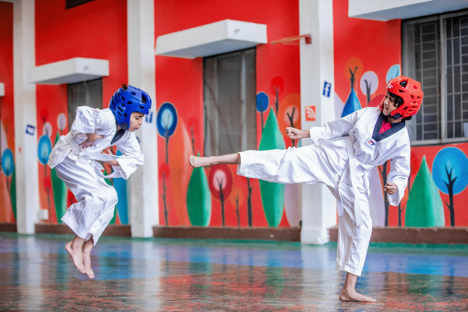 Chicos en un combate de taekwondo