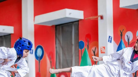 Chicos en un combate de taekwondo